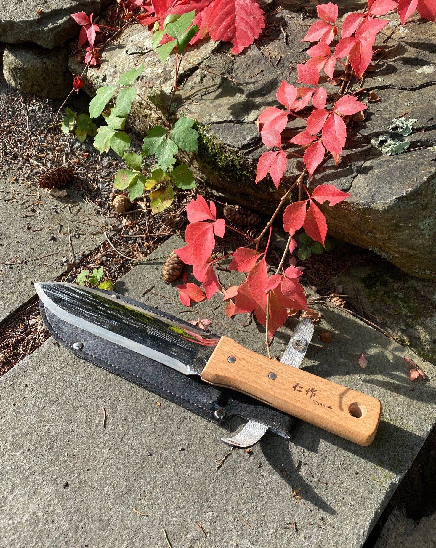 Kusakichi Hori Hori garden knife with a wooden handle and sharp, versatile blade for gardening and planting tasks.