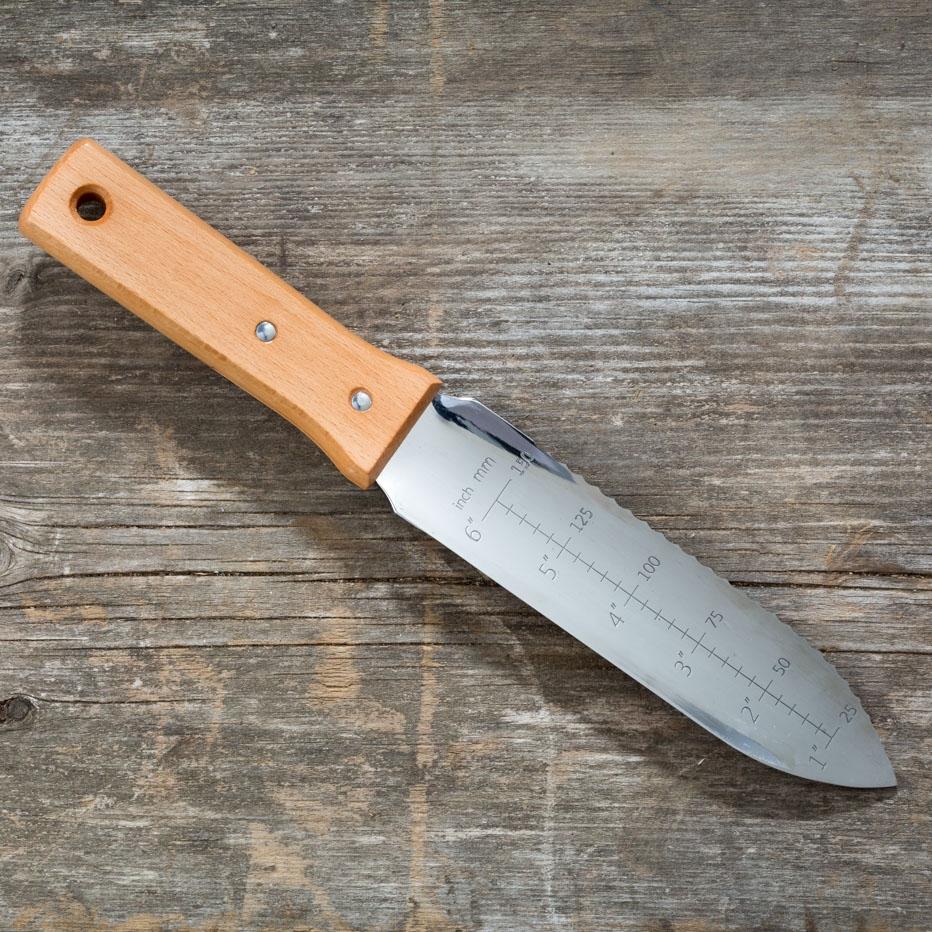 Kusakichi Hori Hori garden knife with wooden handle and metal blade, ideal for gardening and planting tasks.